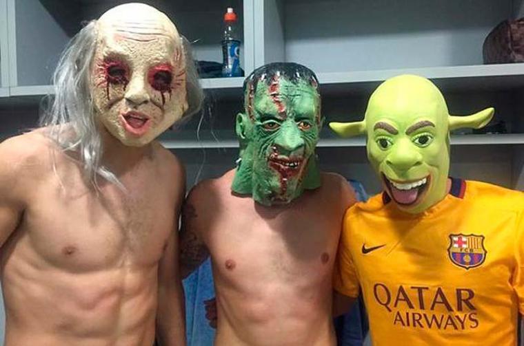 Video: Barcelona players ruin coach's press conference in Halloween prank image