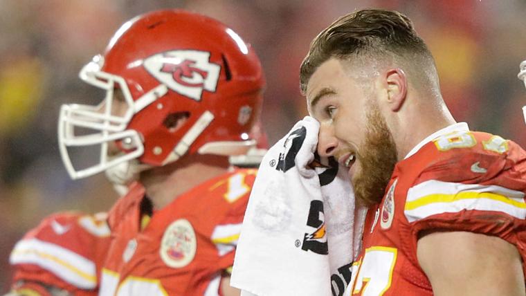 Chiefs' Travis Kelce rips ref who called 'horses—' holding penalty on 2-point try image