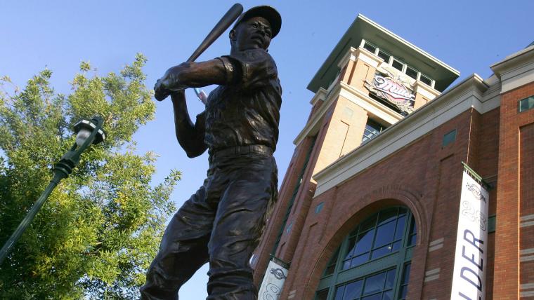 April 15, 1977: A second team retires Hank Aaron's No. 44 (plus more fun with retired numbers) image