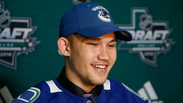 World Juniors 2020: Vancouver Canucks prospect Jett Woo's path to Hockey Canada goes through Calgary Hitmen teammate image