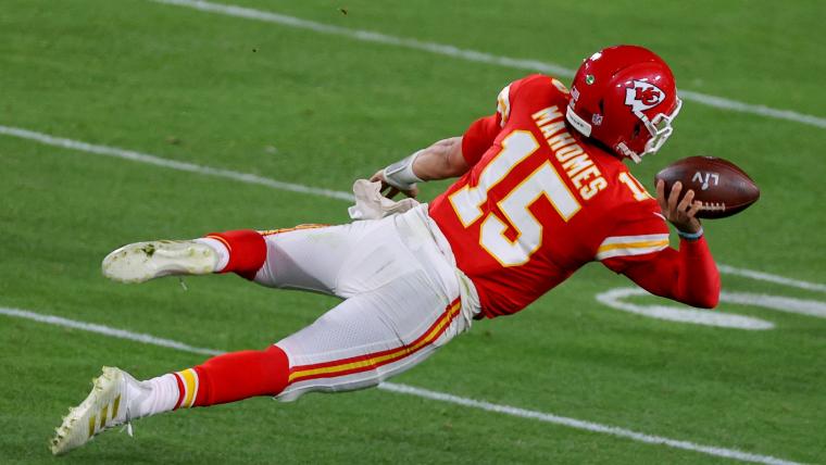 Patrick Mahomes' diving near-TD pass was a microcosm of Chiefs' Super Bowl 55 loss image