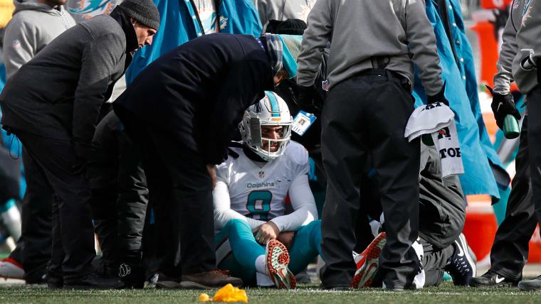 NFL reviewing Dolphins' application of concussion protocol on Matt Moore hit image