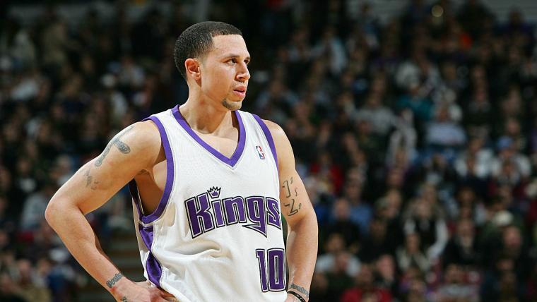 Twitter reacts to former PG Mike Bibby looking incredibly jacked image