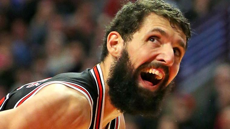 Bulls' Nikola Mirotic hits buzzer-beater from beyond half court image