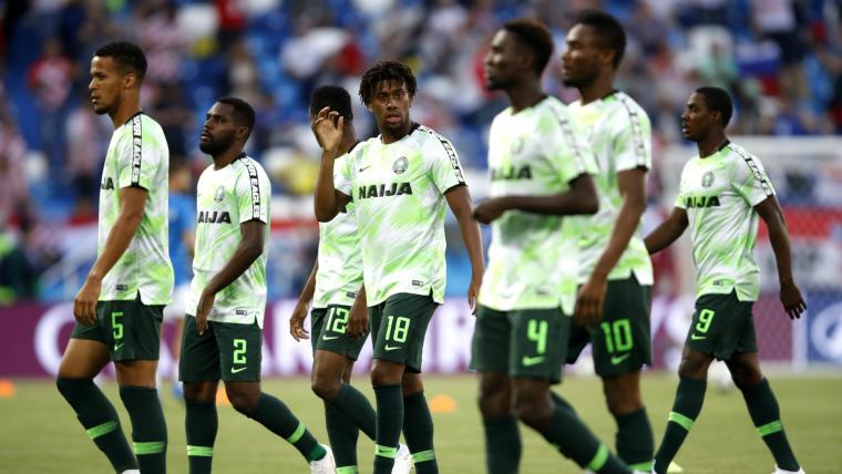 Kanu pays a visit to Super Eagles hotel image