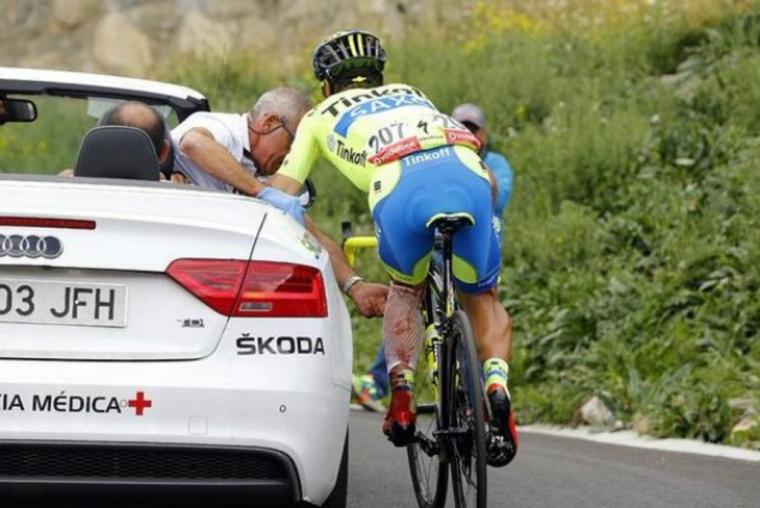 Vuelta hit by another cyclist-motorbike crash image