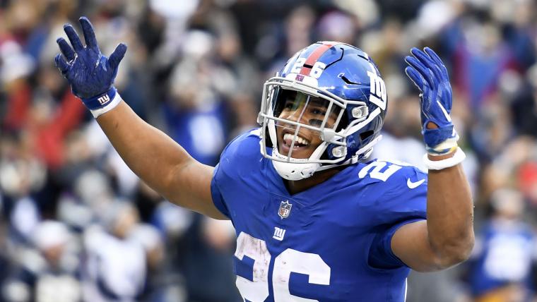 Saquon Barkley attempts no-look pass, hits assistant coach image