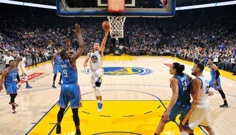 Steph Curry picked up where he left off against the Thunder image