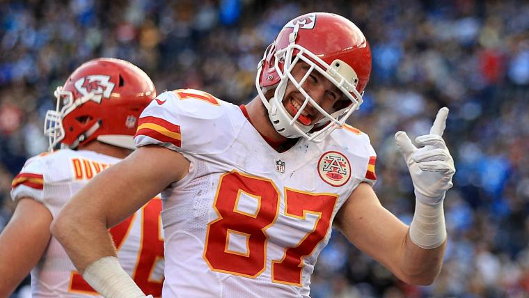 Chiefs' Travis Kelce arrives for playoff game using shoe as phone image