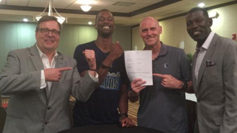 Mavericks handcuffed Harrison Barnes so he couldn't pull a DeAndre Jordan image