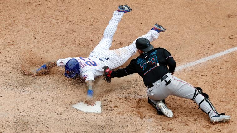 Javier Báez turns boos to cheers after scoring winning run in comeback victory vs. Marlins image