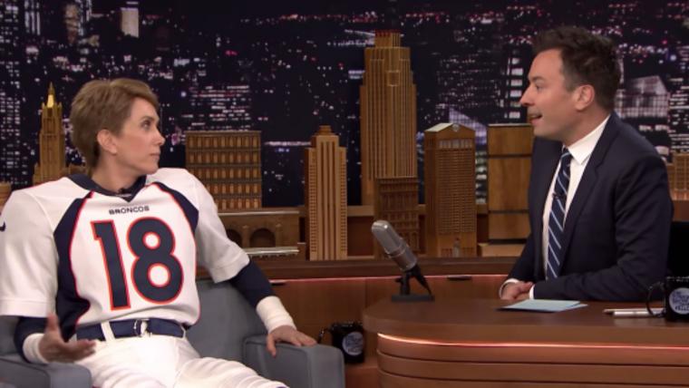 Kristen Wiig sits through entire interview pretending to be Peyton Manning image