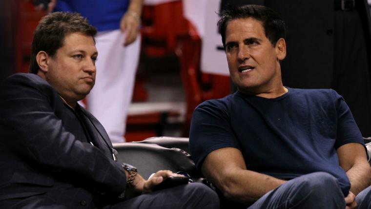 Mavericks stunningly revoke credentials for ESPN's Marc Stein, Tim MacMahon image