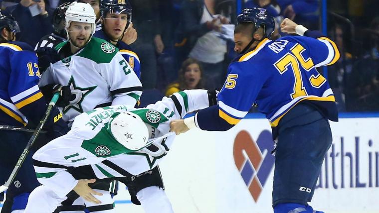 Watch Blues' Ryan Reaves blow kiss to Stars bench after pummeling Dallas player image