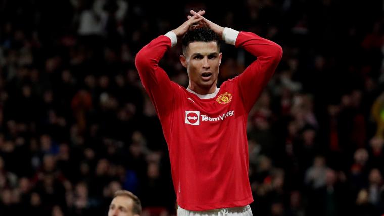 Cristiano Ronaldo's offer to Everton fan after appearing to break their phone following Man Utd defeat image