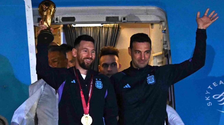 ¡Llegó la Selección Argentina a Ezeiza! El regreso de los campeones del Mundial Qatar 2022 image