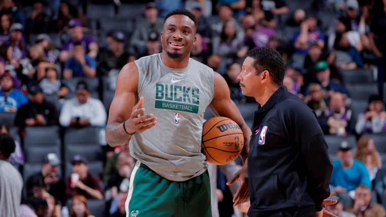 Antetokounmpo headbutts Blake Griffin, gets ejected image