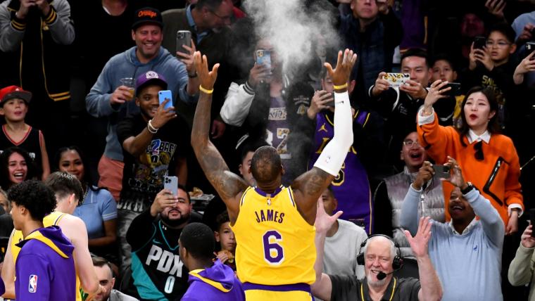 Vì sao LeBron James tung phấn trước trận đấu? image