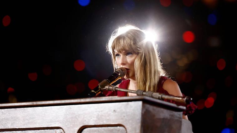 Taylor Swift, Bianka Bryant share special moment at L.A. concert image