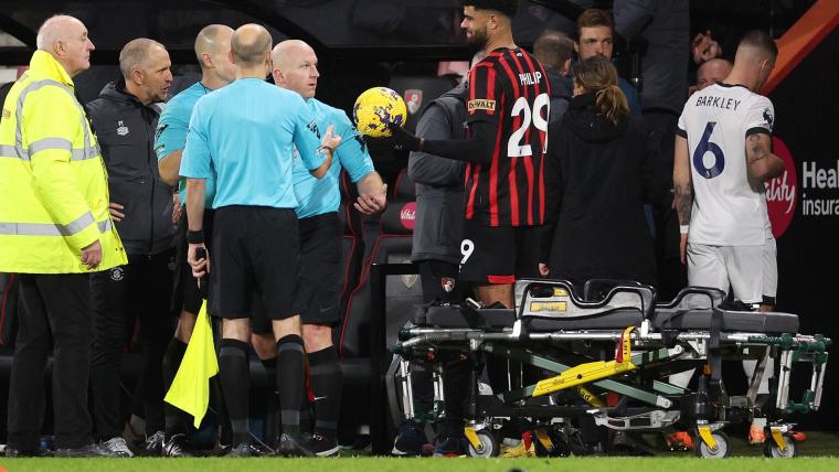 Tom Lockyer, capitán del Luton, reacciona tras sufrir un paro cardíaco image