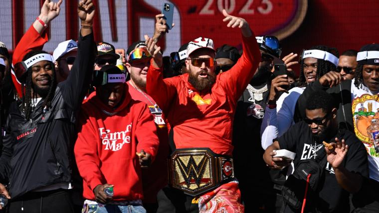 Travis Kelce drunkenly sings 'Friends in Low Places,' Chiefs tomahawk chop song at Super Bowl parade image