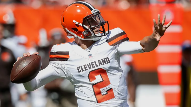 Johnny Manziel hooks up with Travis Benjamin for a 60-yard touchdown pass image
