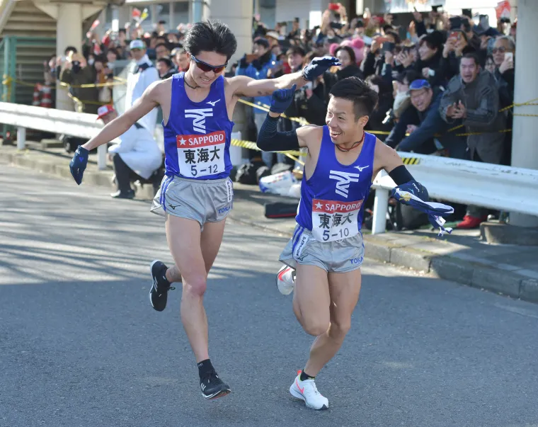 箱根駅伝／１位でたすきをつなぐ東海大　