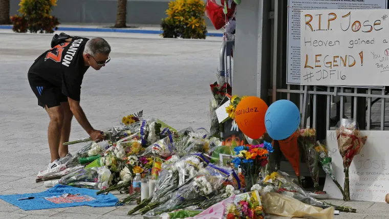 Dee Gordon homers in first at-bat after moving pregame tribute to Jose Fernandez image