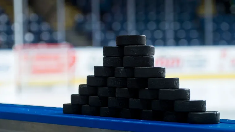 Hockey-pucks-getty-ftr-032621