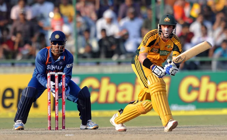 Hussey Dhoni