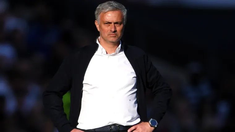 Mourinho lauds United fans but refuses to back squad image