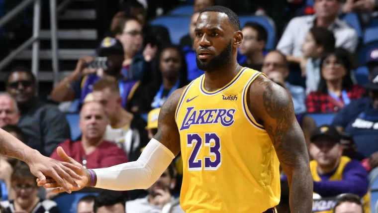 LeBron James' triple-double leads Los Angeles Lakers to 12th-consecutive road win image