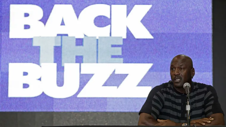 Michael Jordan accepts ALS Challenge, extends it to Phil Jackson image