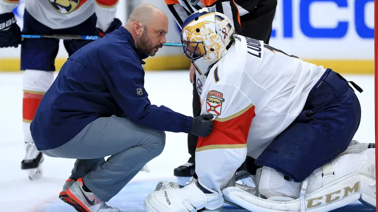 Panthers lose Roberto Luongo 2-4 weeks to knee injury in season-opening loss image