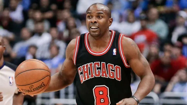Bulls allowed Mike James to play on sprained MCL image