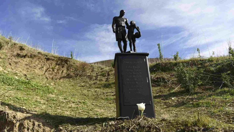 Kobe-Bryant-statue-012622-Getty-ftr