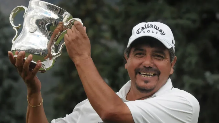 El Gato Romero, con el trofeo del US Open Senior 2008.