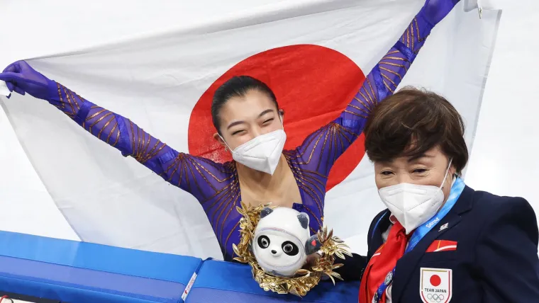 フィギュアスケート女子シングルで銅メダルとなった坂本花織と中野園子コーチ