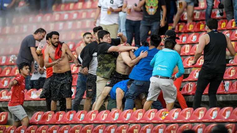 La violencia dominó la escena en Querétaro vs. Atlas.