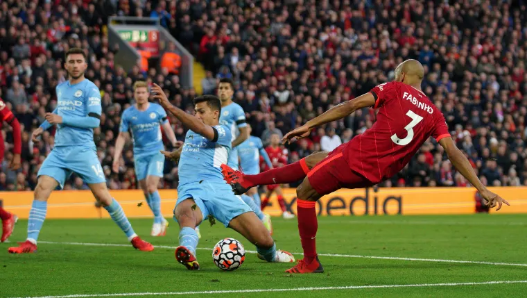 Rodri blocks Fabinho's shot