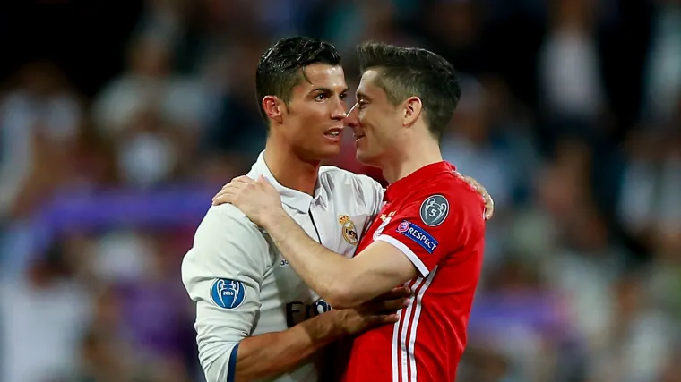 Cristiano Ronaldo in conversation with Robert Lewandowski