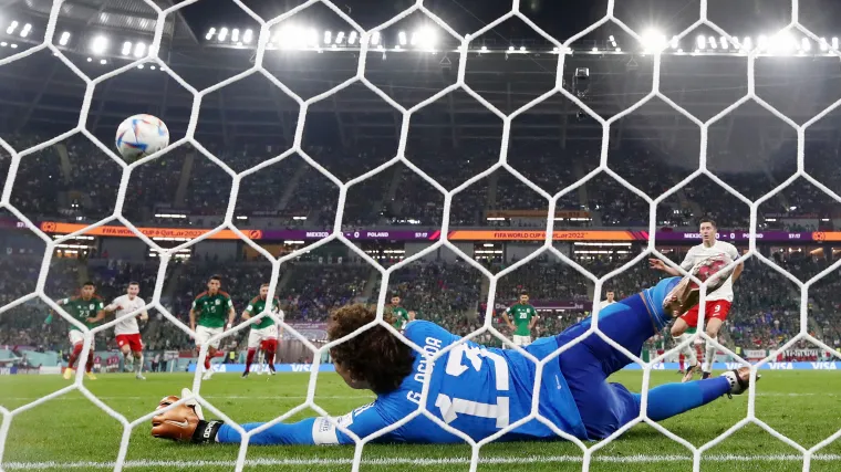 Guillermo Memo Ochoa tapa el penal de Robert Lewandowski