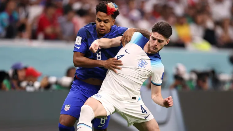 Weston McKennie of USA and Declan Rice of England 2022 World Cup