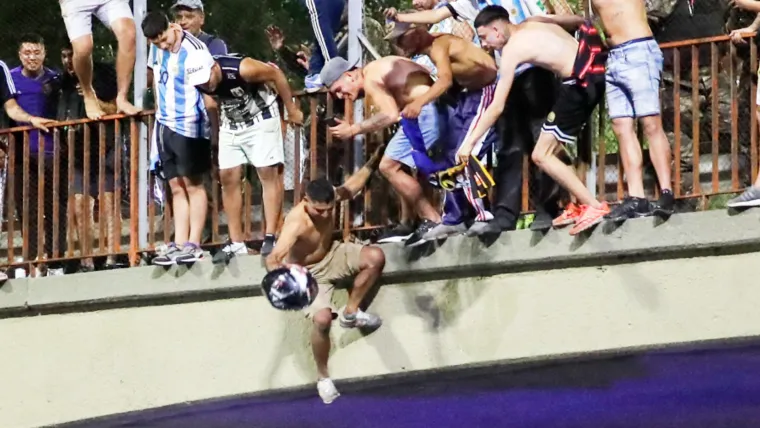 Fan tries to jump on Argentina World Cup bus