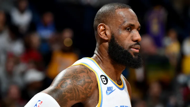 Phản ứng đáng yêu của một cổ động viên nhí khi được ngồi cạnh siêu sao LeBron James image