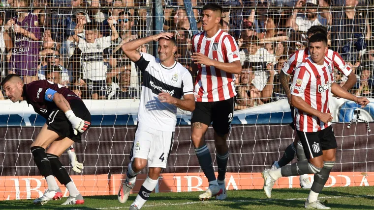 ¿Cuándo y cuál había sido la última victoria de Gimnasia sobre Estudiantes? Los partidos que llevaba el Pincha sin perder en el clásico de La Plata image