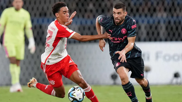 Mateo Kovacic of Manchester City is challenged by Jamal Musiala of Bayern Muenchen