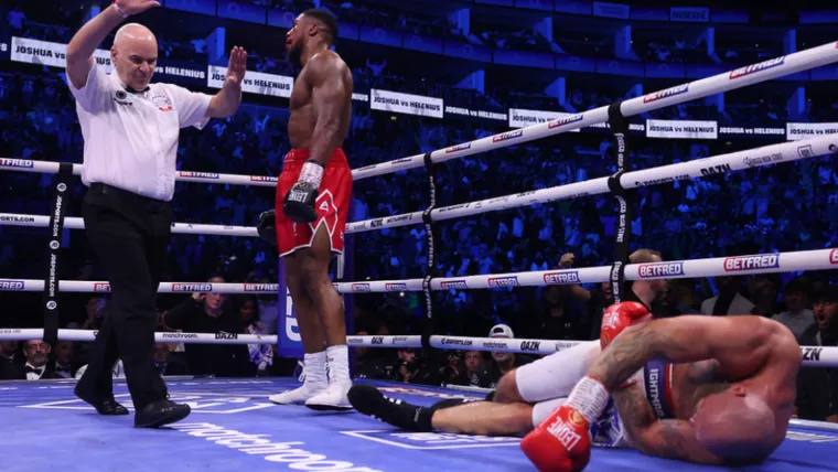 Anthony Joshua beats Robert Helenius in a boxing match