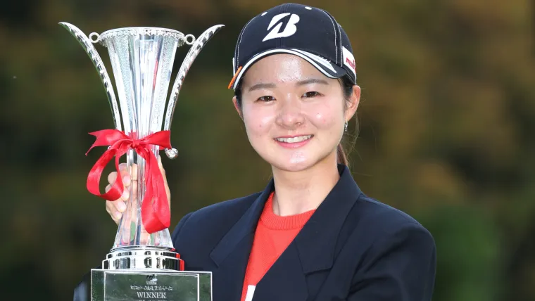 NOBUTA GROUP Masters GC Ladies 2022優勝トロフィーを手にする川﨑春花