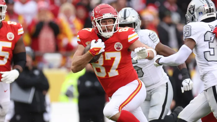 Why did Travis Kelce throw his helmet? Chiefs TE shows frustration on sidelines during Christmas Day loss to Raiders image